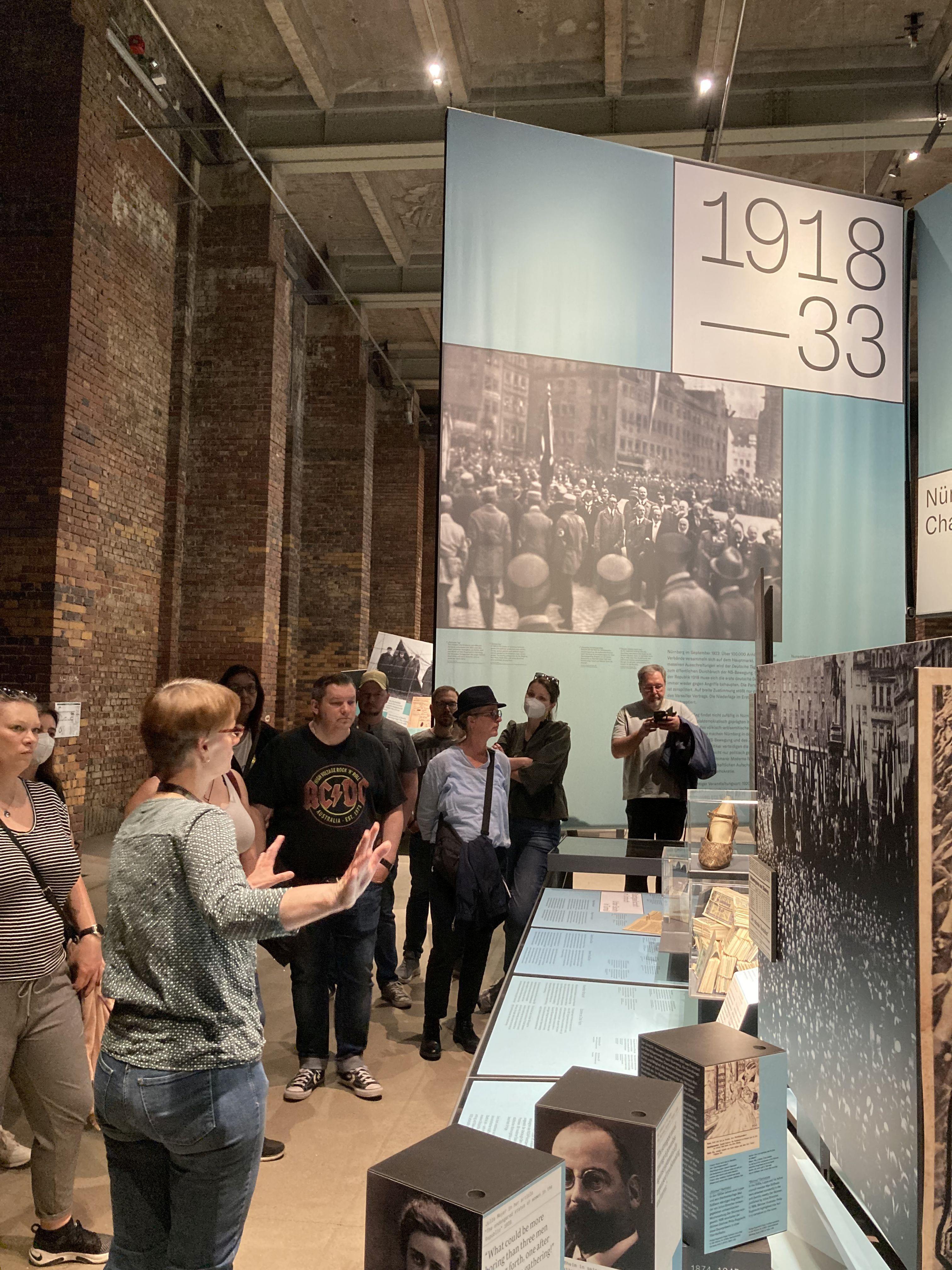 Teilnehmer des Seminars besuchen das Museum "Dokumentationszentrum Reichsparteitagsgelände"