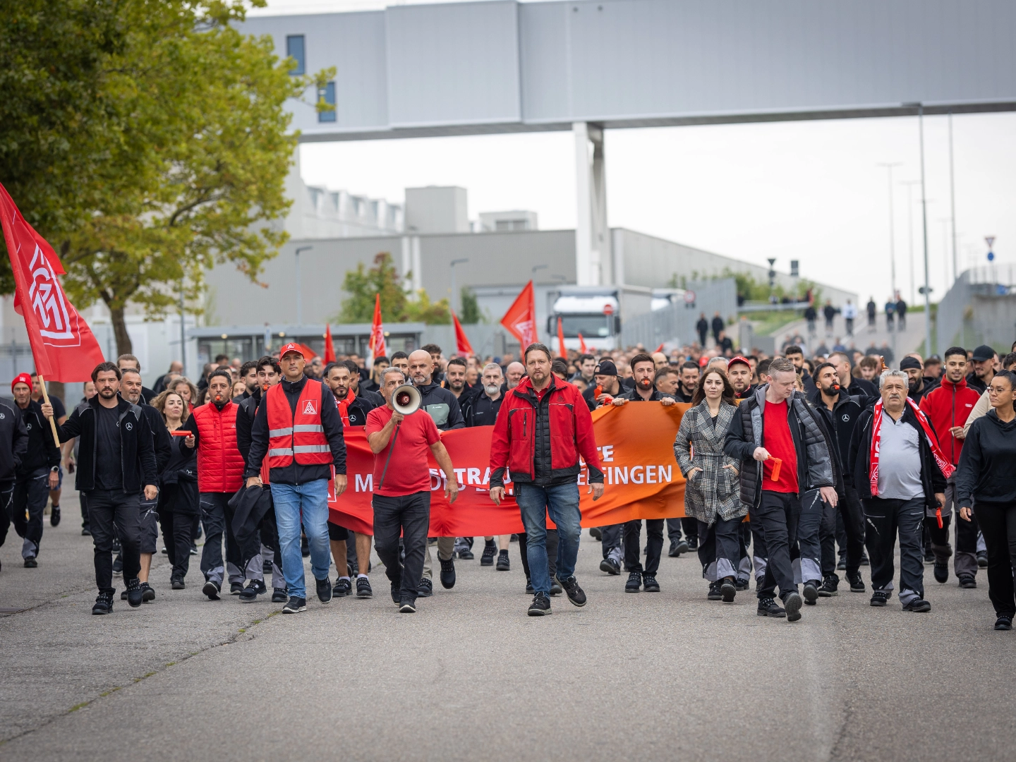 Am 21. September werden die Beschäftigten der Automobilindustrie ein deutliches Zeichen setzen – bundesweit bei unzähligen betrieblichen Aktionen, bei unzähligen Zulieferbetrieben und Herstellern. Nicht länger werden sie sich zu Sündenböcken machen lassen für eine Krise, die sie nicht verursacht haben. Nicht länger werden sie die Zeche für Managementfehler und die Folgen geopolitischer Konflikte zahlen. Damit ist jetzt Schluss! Die Beschäftigten sagen: Jetzt reicht’s!