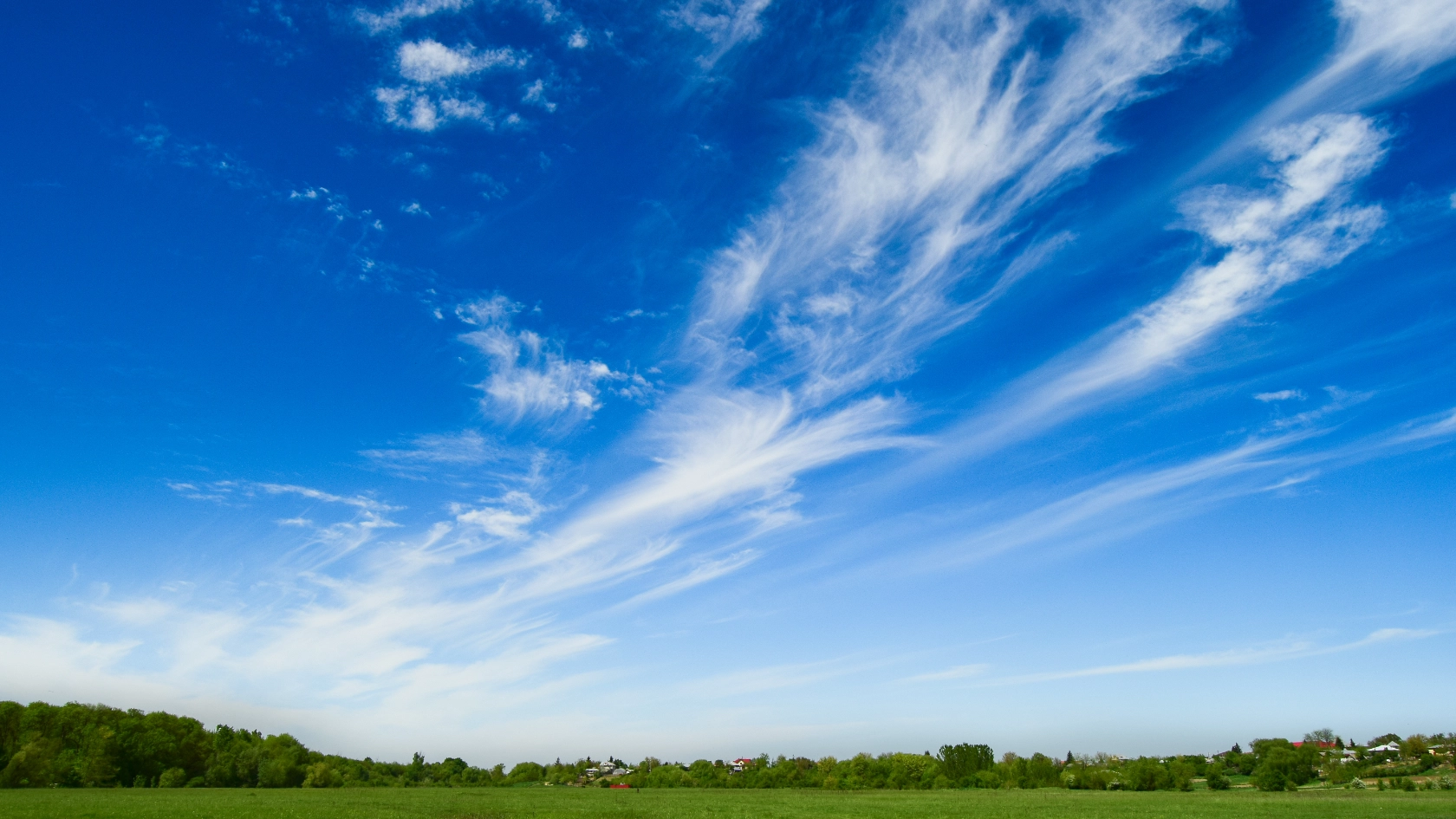 Eine grüne Landschaft mit blauem Himmel.