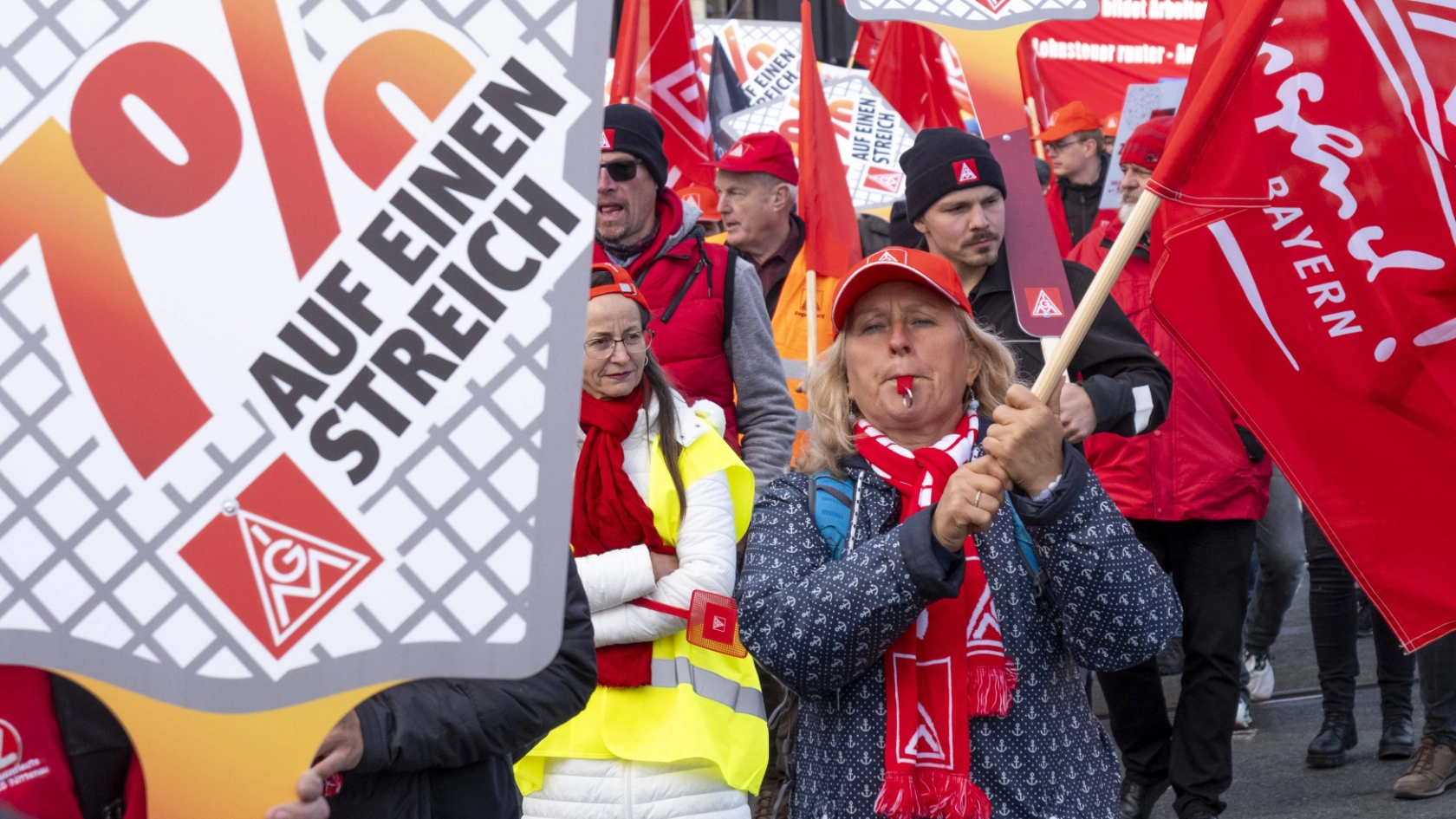 3500 Beschäftigte haben bei der 2. Tarifverhandlung für die bayerische Metall- und Elektroindustrie in Nürnberg für 7 Prozent mehr Geld und 170 Euro mehr für Auszubildende demonstriert.