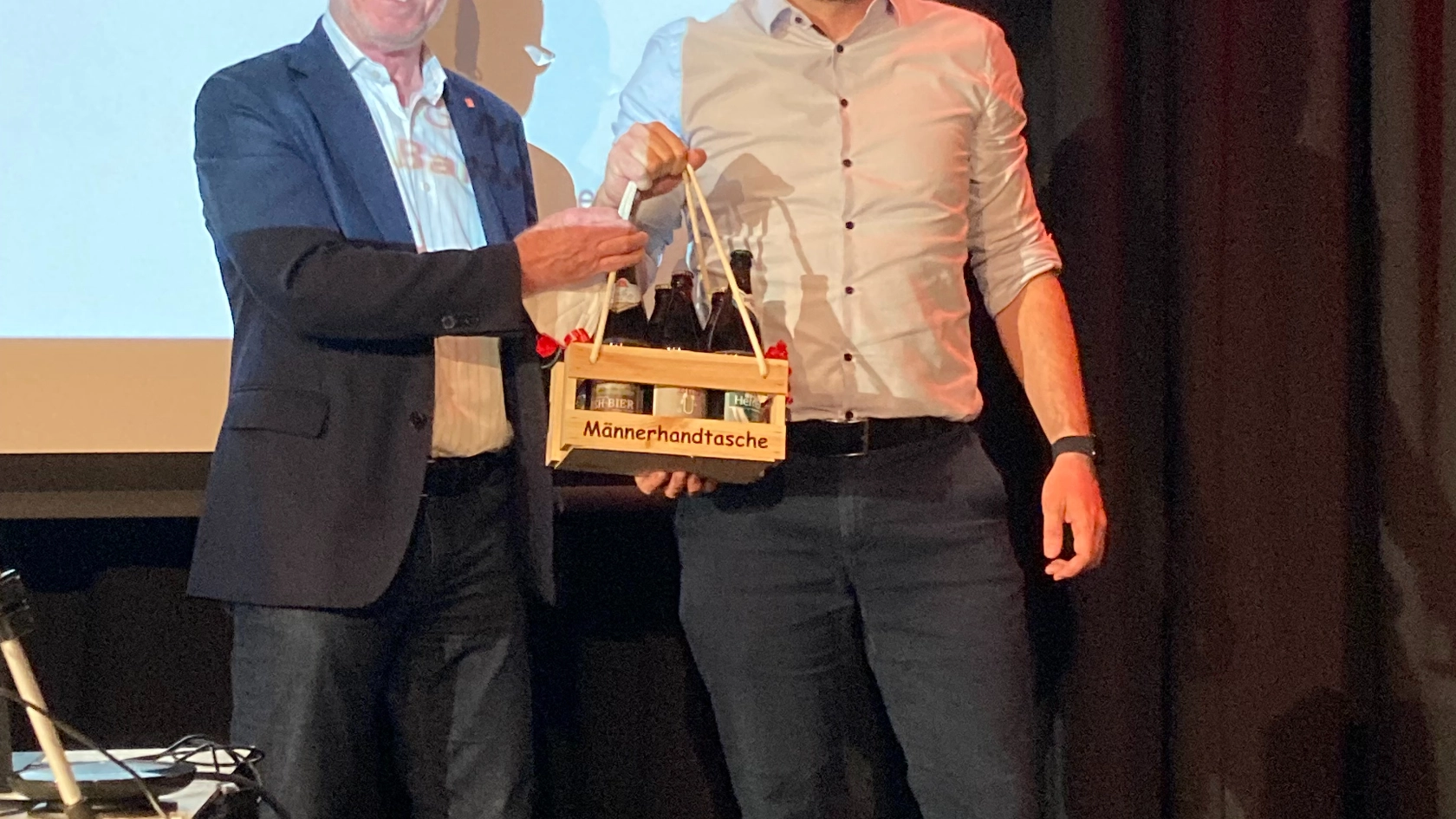 Als Gastgeschenk durfte der Bezirksleiter eine Männerhandtasche - gefüllt mit gutem Bamberger Bier - zurück in die Landeshauptstadt nehmen.