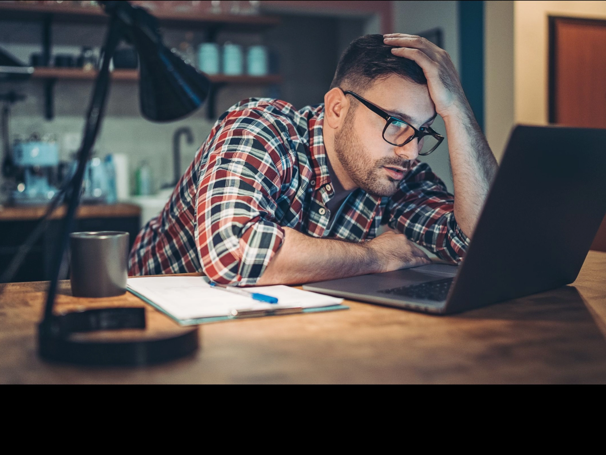 Nachdenkender Mann vor Notebook