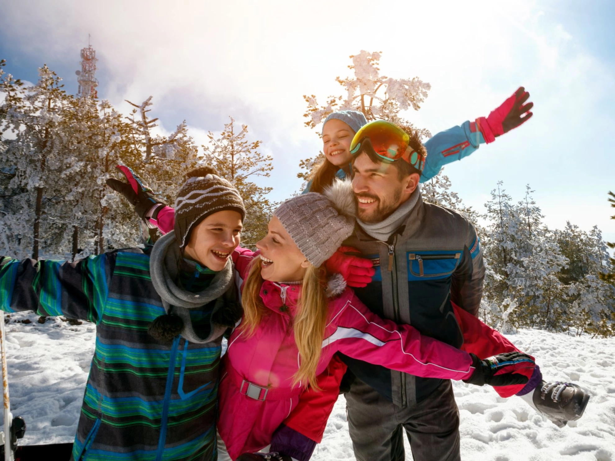 Familie genießt Urlaub im Winter
