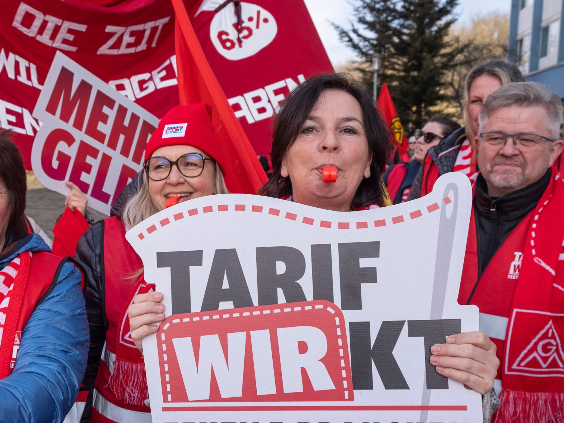 Beschäftigte demonstrieren zur zweiten Tarifverhandlung für Textil- und Bekleidungsindustrie am 25. Februar in Ingolstadt.