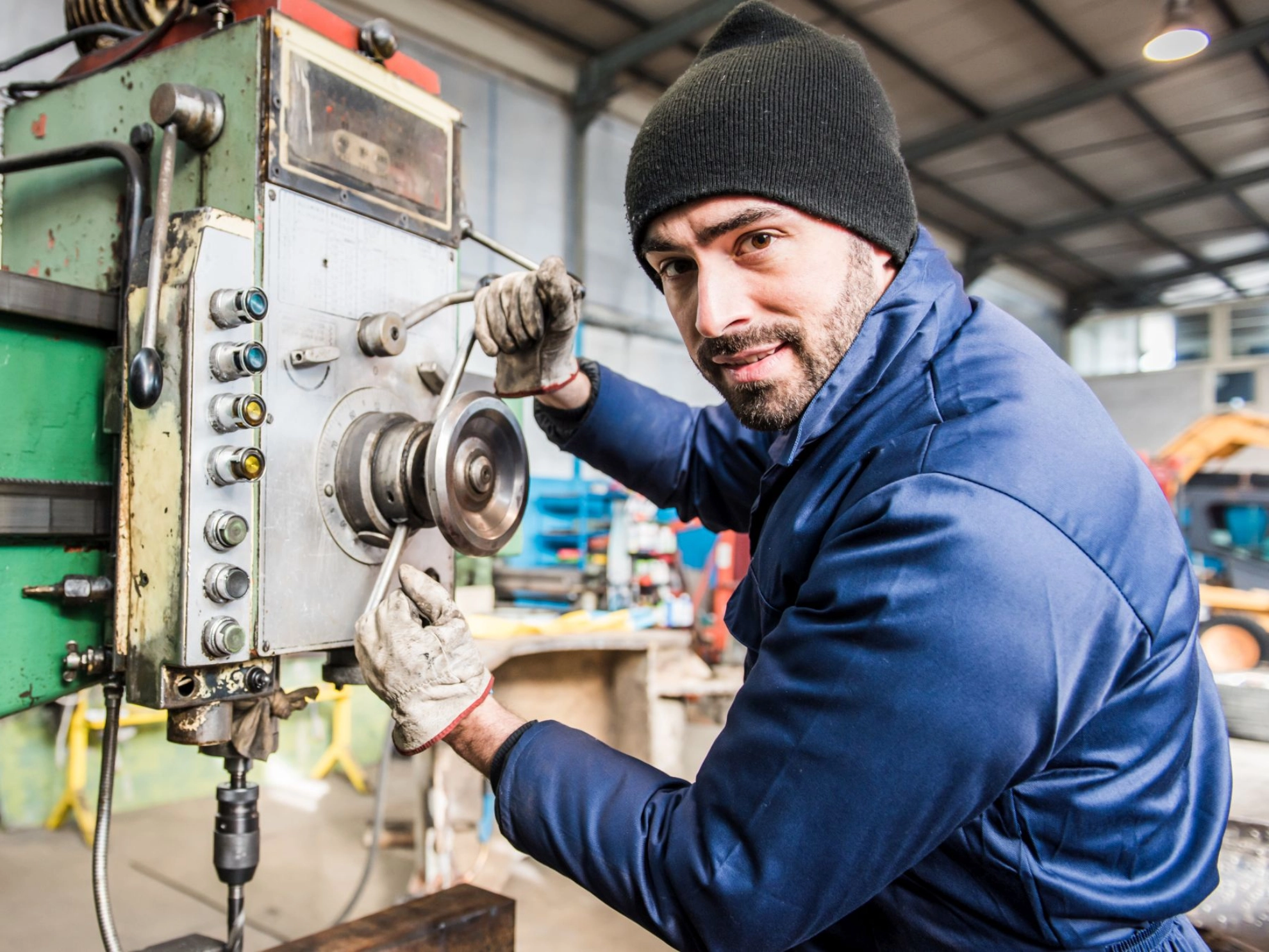Metallarbeiter an einer Fräse