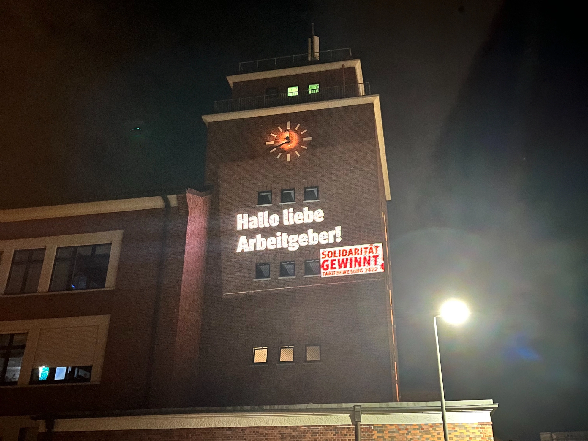 Bestrahlung des Bosch-Turms zum Auftakt der Tarifrunde 2022