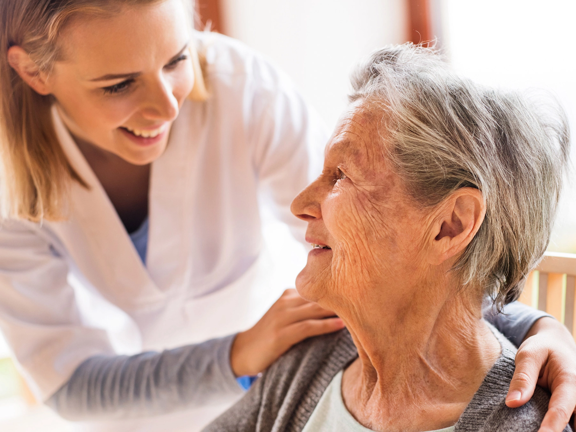 Pflegerin mit älterer Patientin