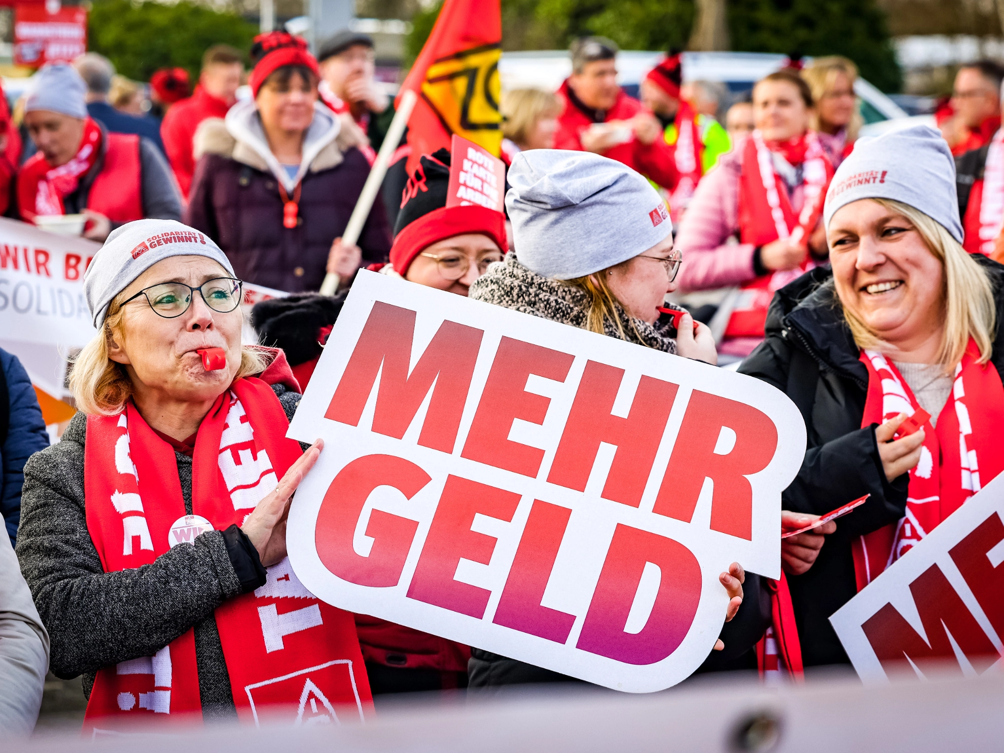 In Düsseldorf Kaarst demonstrieren über 750 Beschäftigte für ihre Forderung nach 8 Prozent mehr, mindestens aber 200 Euro.