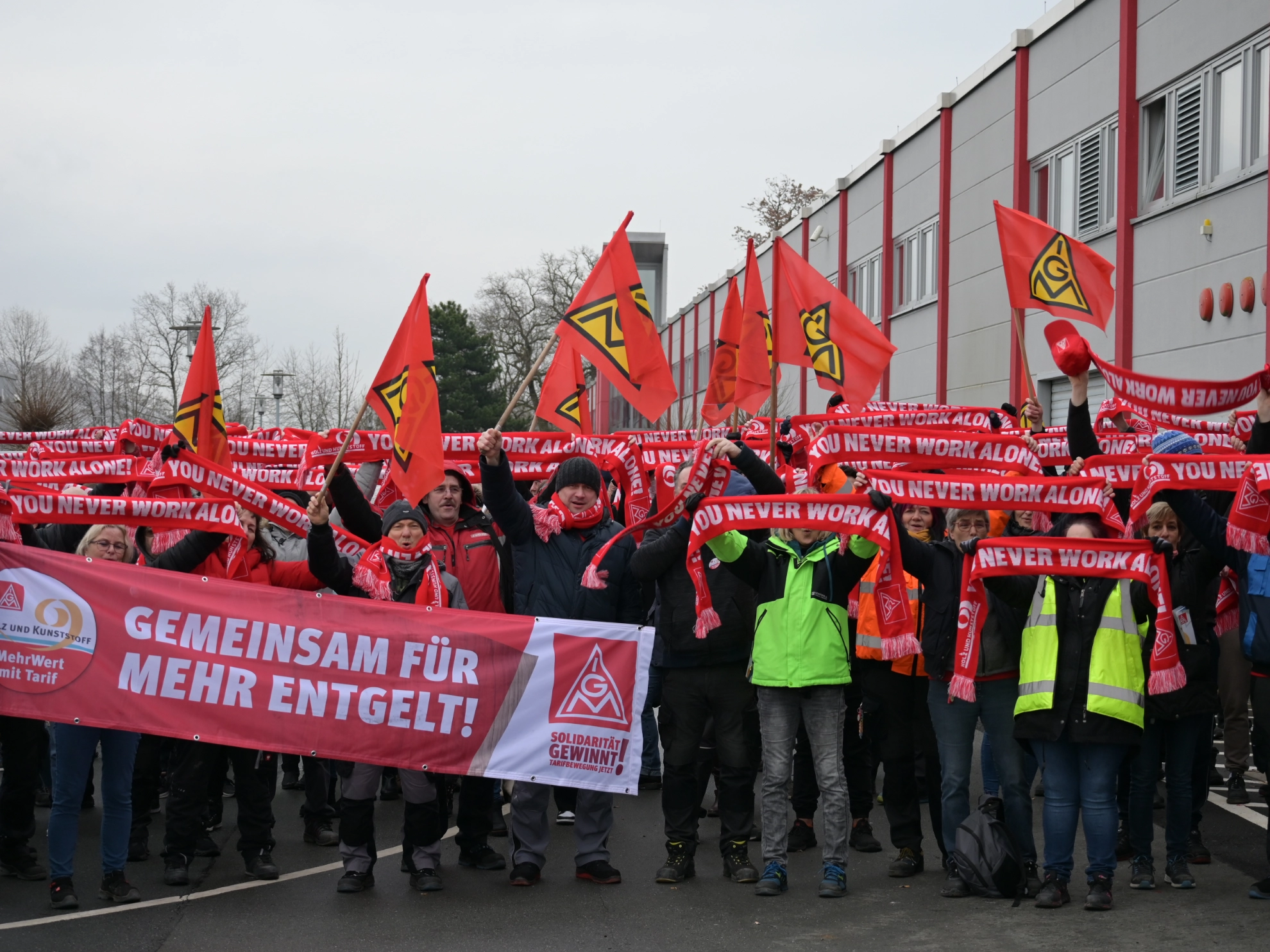 Warnstreik bei Express Küchen in Melle-Bruchmühlen/Niedersachsen