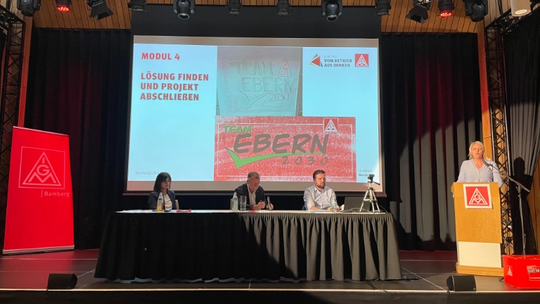 Sonja Meister (FTE-Valeo Ebern) stellt das betriebliche Projekt aus der Reihe "IGM vom Betrieb aus denken"