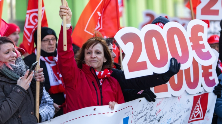Rund 400 Beschäftigte machten bei der zweiten Tarifverhandlung der westdeutschen Textil- und Bekleidungsindustrie in Ingolstadt deutlich, was sie von den Arbeitgebern erwarten.