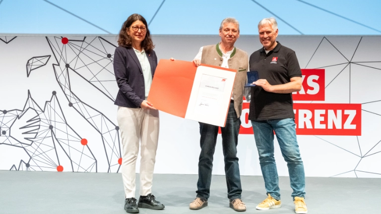  Hans-Böckler-Medaille für Peter Hübler (Mitte; mit Verena Di Pasquale und Horst Ott)