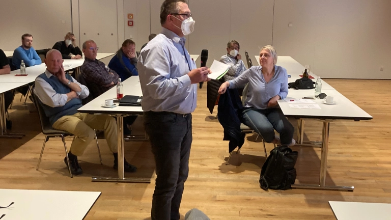 Der VK Leiter von FTE-Valeo Ebern interviewt Delegierte zur Forderungserstellung für die Tarifrunde