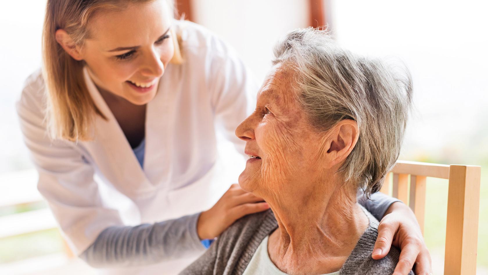 Pflegerin mit älterer Patientin