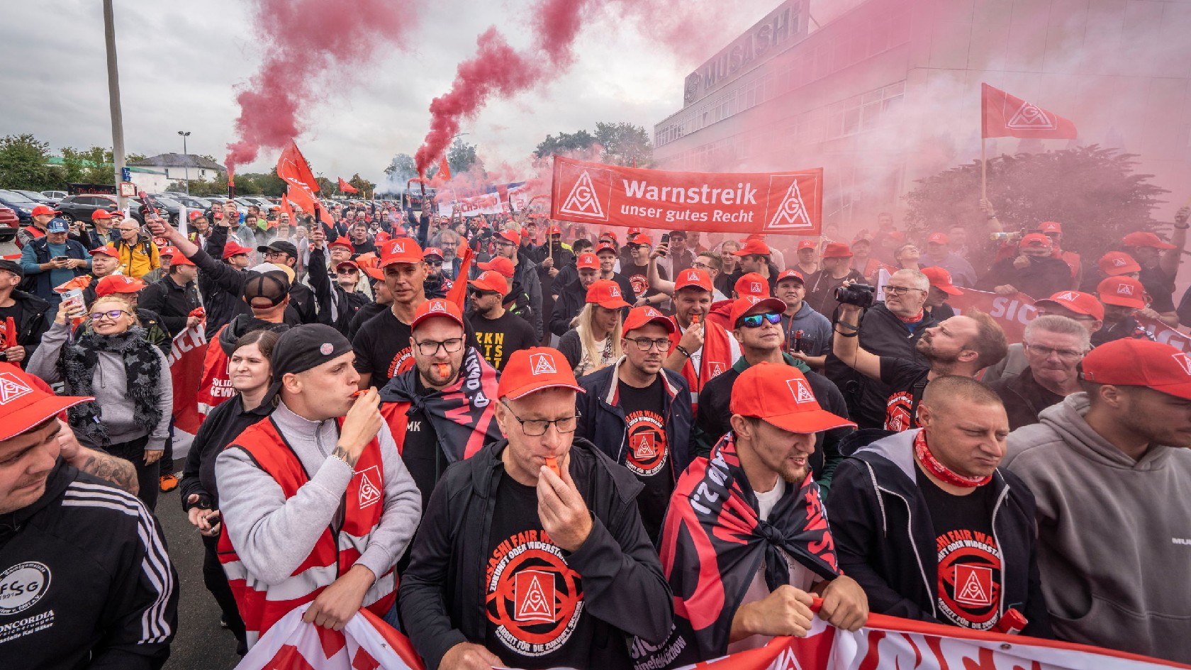 Beschäftigte im Warnstreik bei Musashi