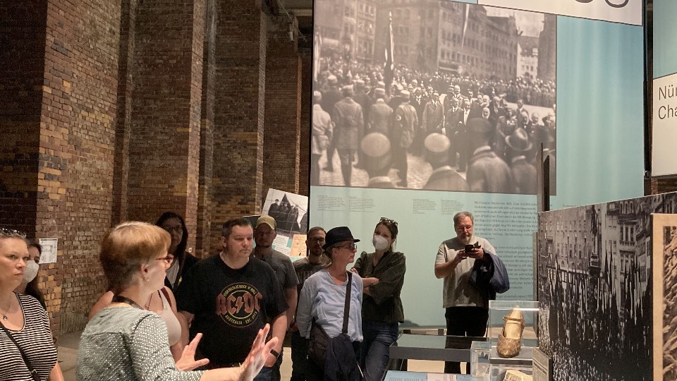 Teilnehmer des Seminars besuchen das Museum "Dokumentationszentrum Reichsparteitagsgelände"